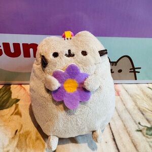New Pusheen Mistery Bag Clip Grey holding a Flower Plush Gund New with Tags